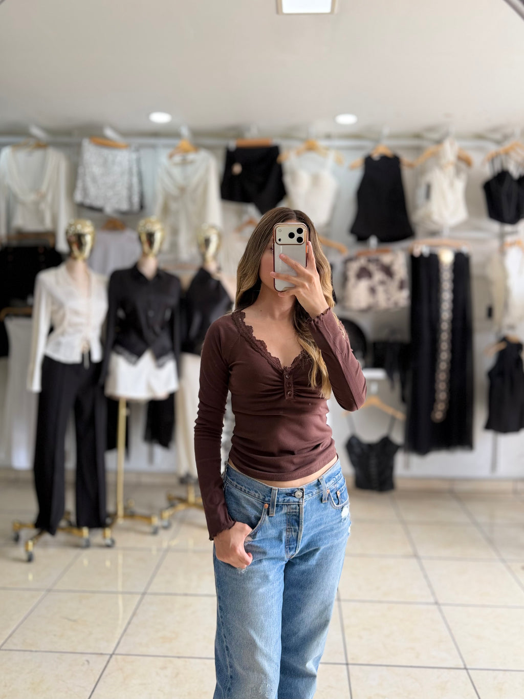 Blusa básica con encaje