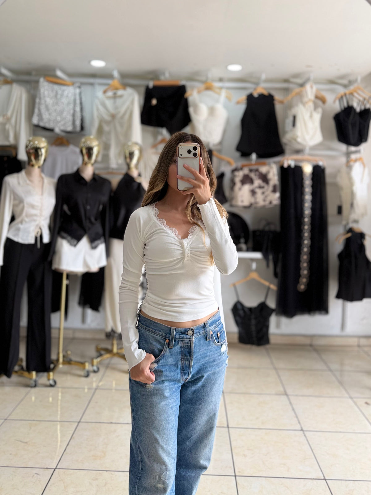 Blusa básica con encaje